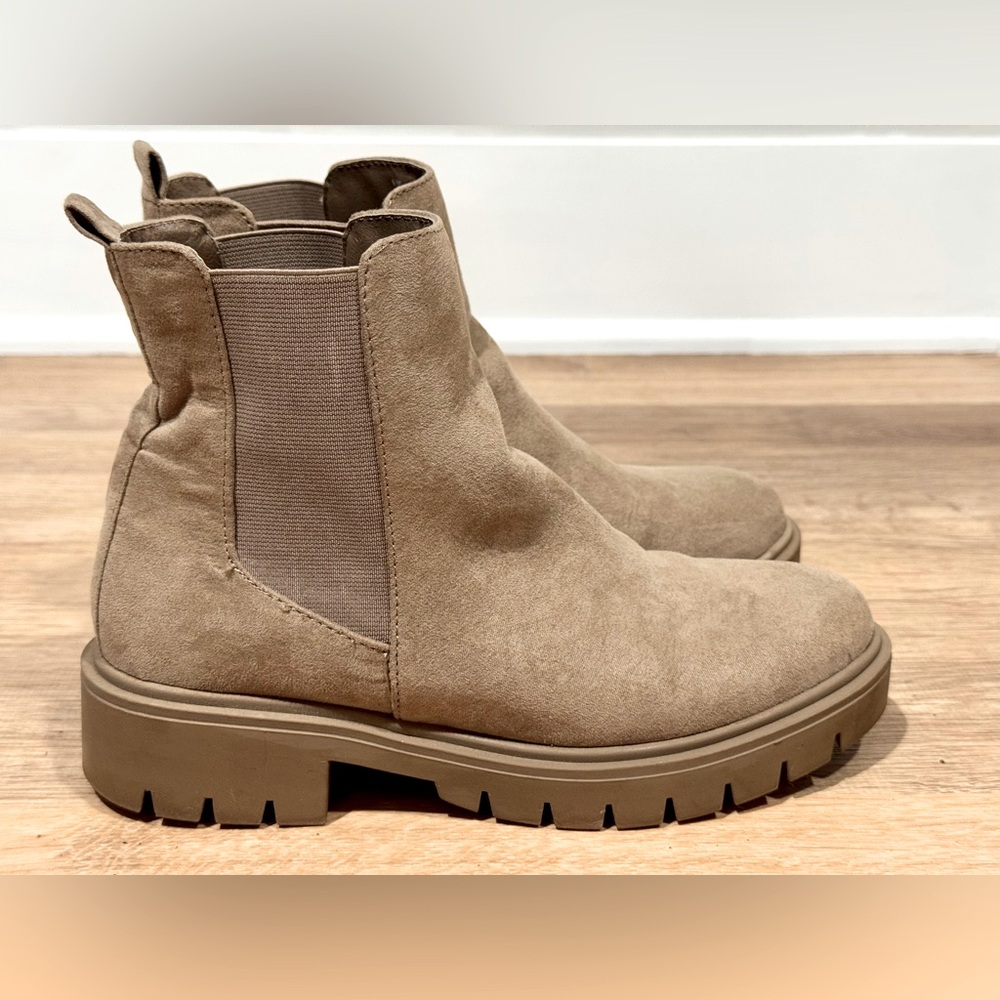 ESpirit Tan Chunky Heel Chelsea Boot Size 6.5